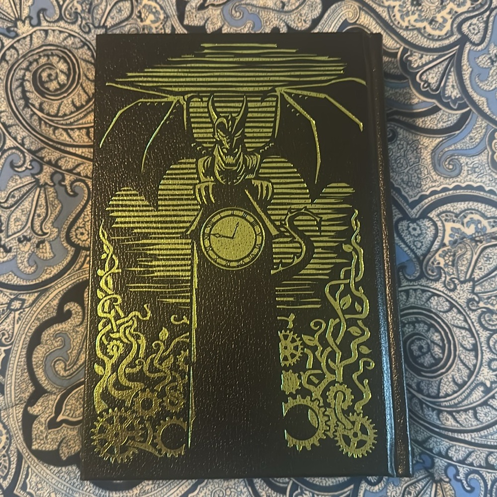 Wicked 2 novel book & Emerald City keychain - Picture 4 of 7